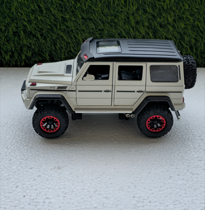 Mercedes Benz G500 G6X6 | 1:24 Die Cast Model