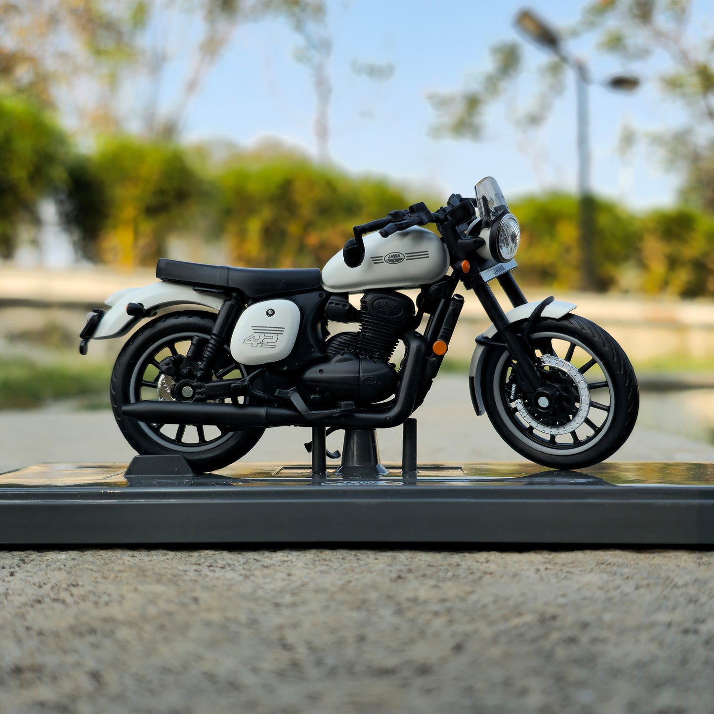 Jawa 42 Sirius White | 1:18 Licensed Model